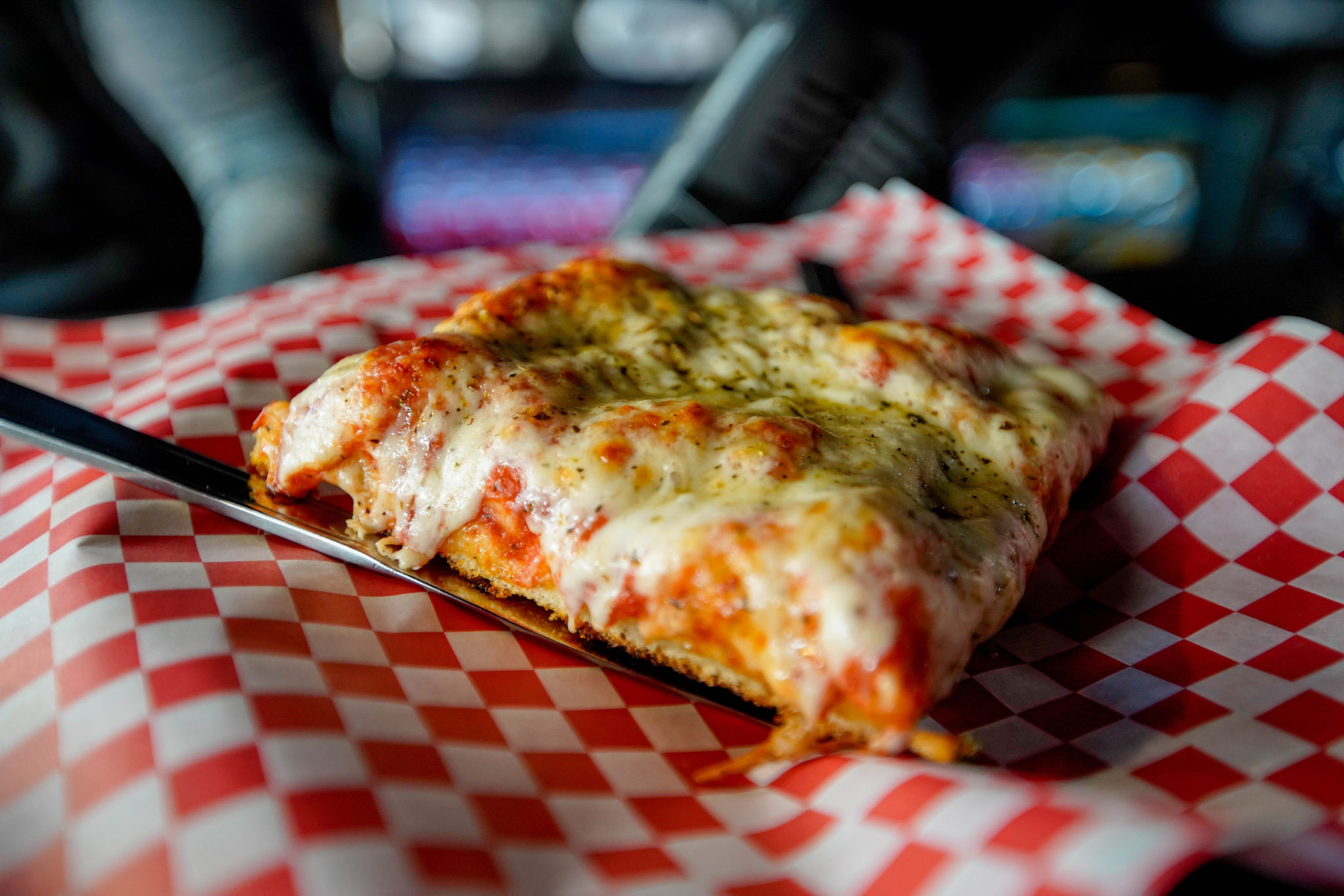 Pizza in a pub crawl in San Francisco (with Stretchy Pants food tours)